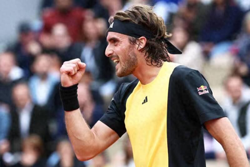 意大利网球队力克日本网球队，西西帕斯制霸全场