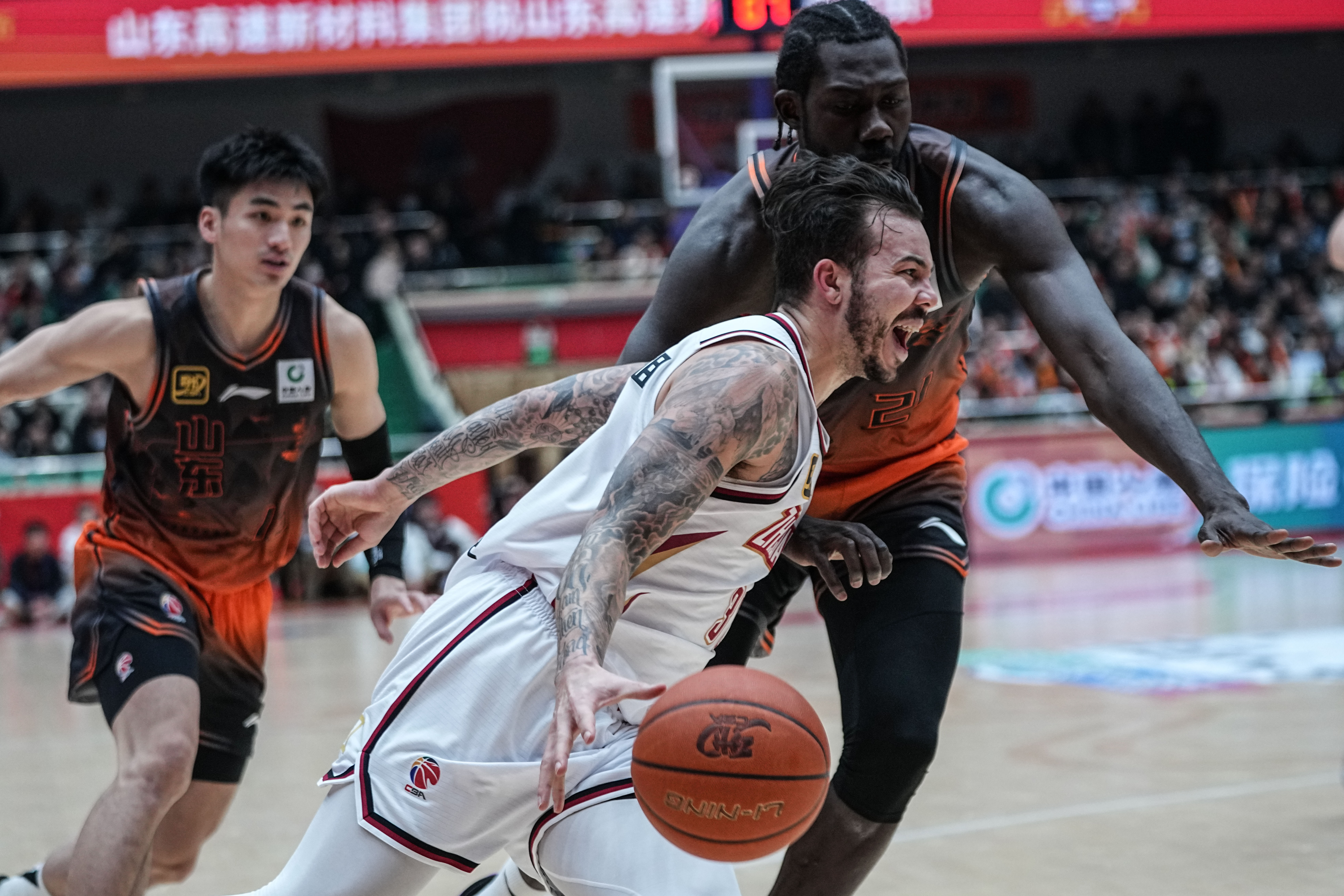 CBA传奇谢幕,球迷泪洒赛场 CBA传奇谢幕,球迷泪洒赛场