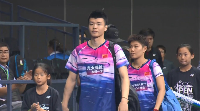 印尼队力克马来西亚队，黄鸭组合点燃赛场