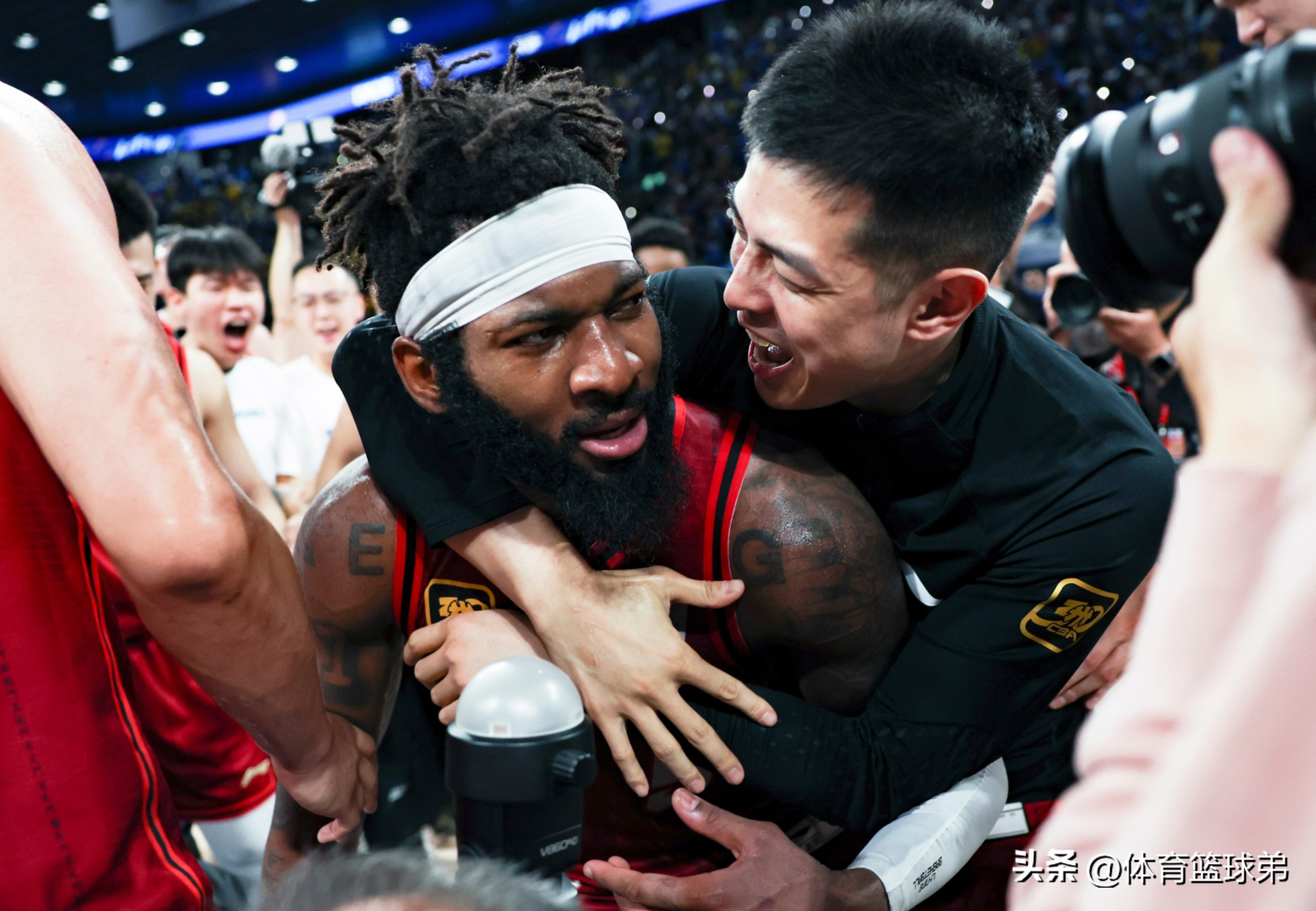 掘金翻盘广东队，塔图姆统治全场