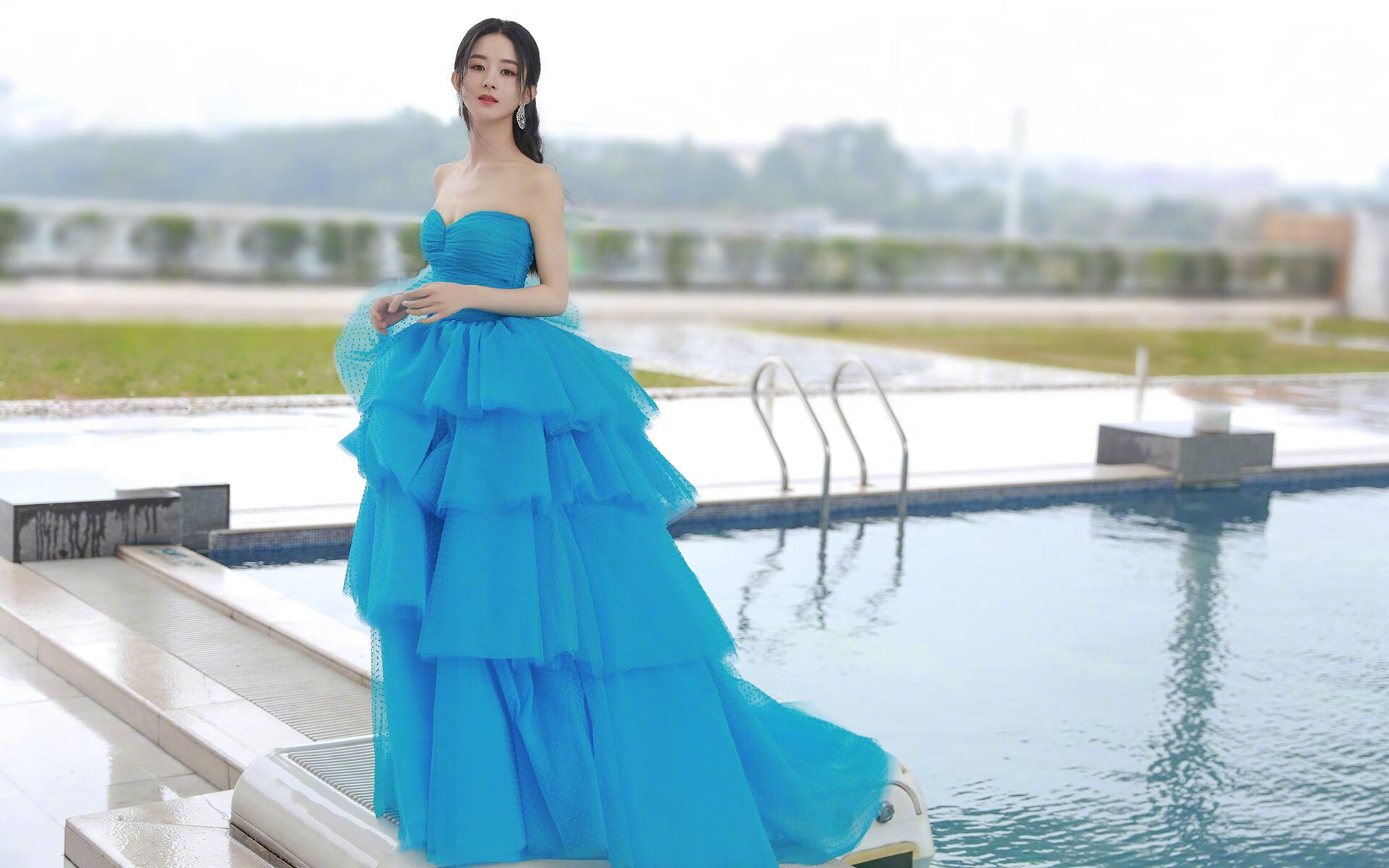 双重引擎，F1新赛季的精密起跑与乌拉圭绿茵场的风暴突袭