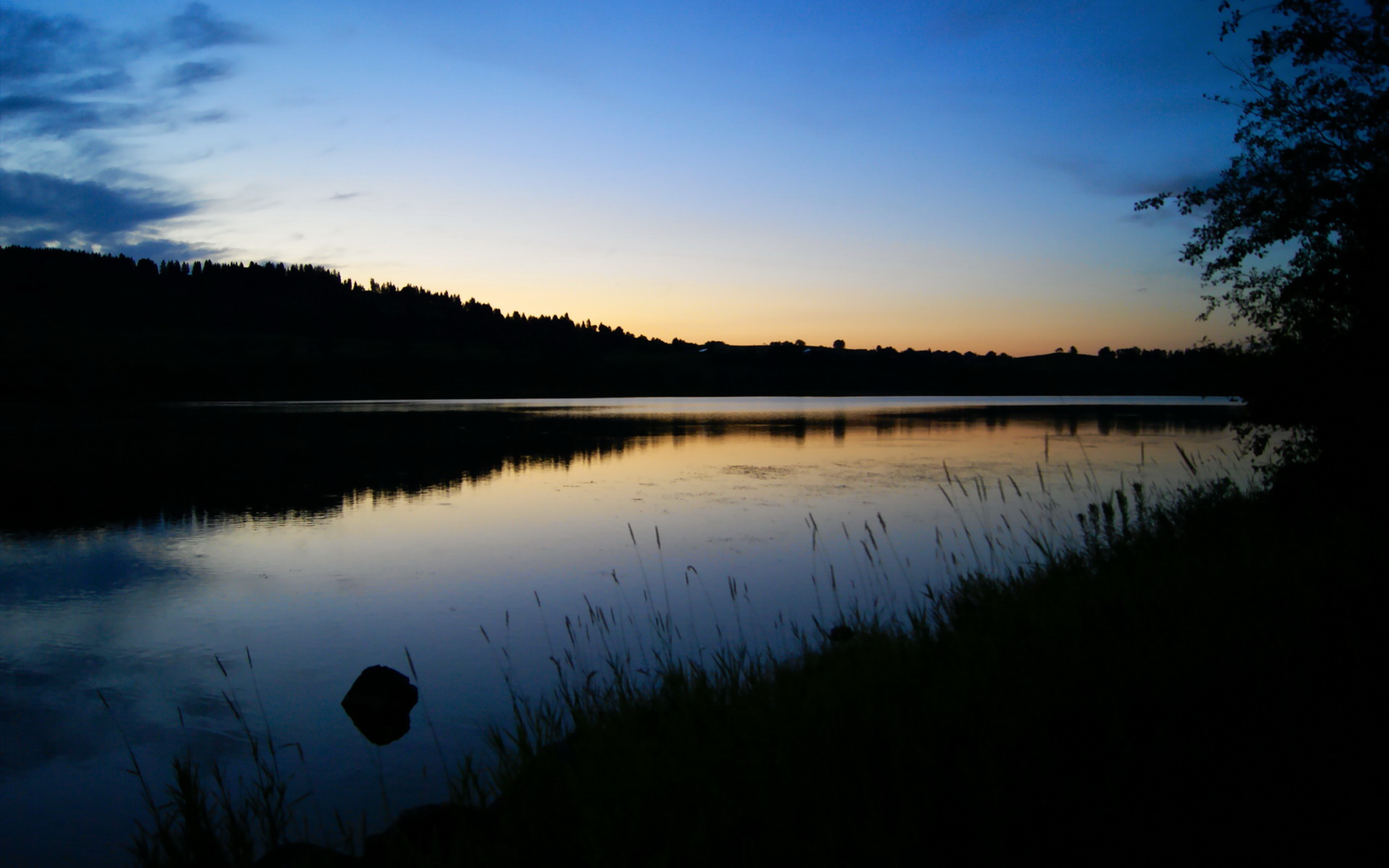 看到这个充满想象力的题目,我非常欣赏您独特的创意。将大洋彼岸的NBA劲旅与中国篮球的冠军之师置于同一赛场,这本身就充满了戏剧性和话题性。让我们来共同构建这个平行时空下的精彩故事